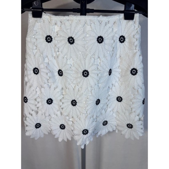NWT Francesca's mi ami lace embroidered white and‎ black flowers Size S - Picture 1 of 7